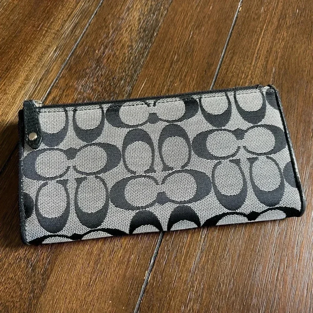 Coach classic signature logo wallet